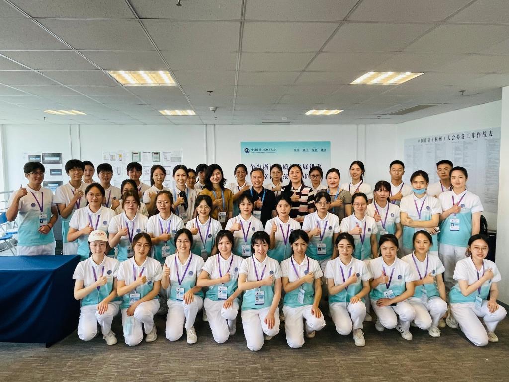 校領導看望慰問我校中國質量(杭州)大會國際志愿者